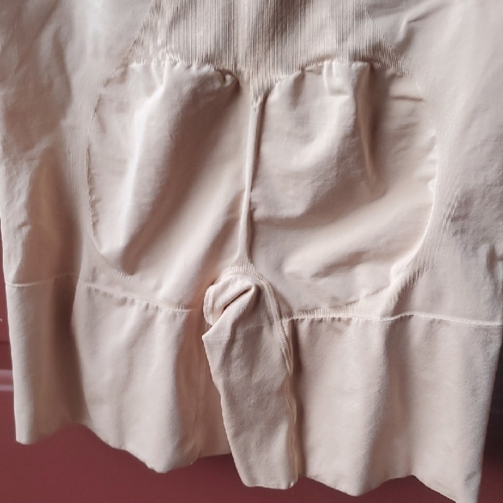 SPANX Nude Shapewear with Red Tag - Picture 7 of 9